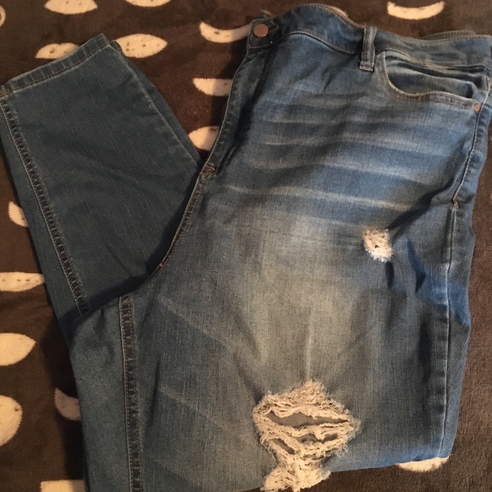 Tinseltown distresses jeans